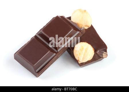 Pezzi di barra di cioccolato con noci isolato su bianco Foto Stock