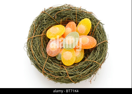 Jelly le uova in un cesto di pasqua Foto Stock