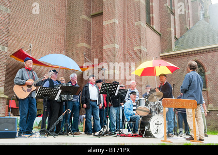 Shanty coro con marinaio uomo cantano Foto Stock