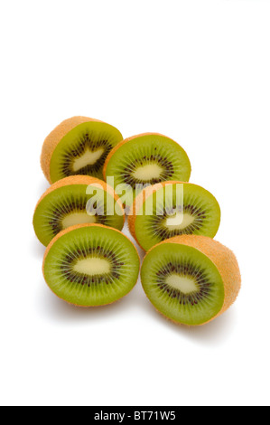 Kiwi (Actinidia deliciosa), tagliate a metà Foto Stock