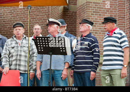 Shanty coro con marinaio uomo cantano Foto Stock