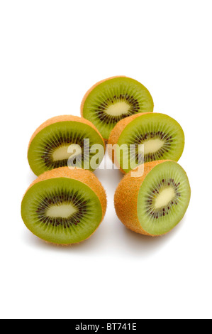 Kiwi (Actinidia deliciosa), tagliate a metà Foto Stock