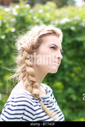 Giovane attraente ragazza bionda in giardino Foto Stock