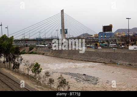 Fiume Rimac a nord di downtown Lima Peru Foto Stock