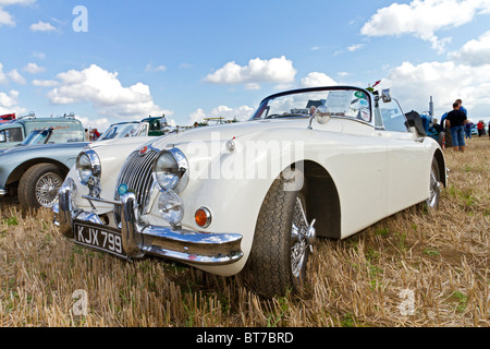 White 1959 Jaguar XK150 Drop Head Coupe su display a 2010 Ingworth Trosh, Norfolk, Inghilterra, Regno Unito. Foto Stock