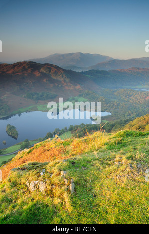 Vista dal NAB di cicatrice su Rydal acqua e Loughrigg nel Lake District inglese Foto Stock