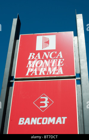 Banca Monte Parma segno bancomat regionale europeo banca banche banking europe highstreet Foto Stock