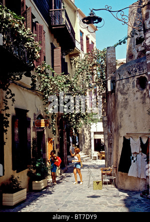 Le strette strade di nascondere centinaia di piccoli negozi, bar, ristoranti e alloggi in affitto a Chania a Creta. Foto Stock