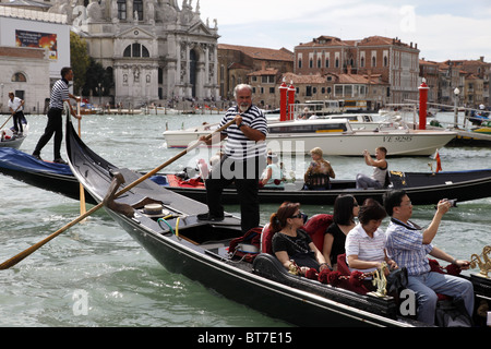 Gondole barche sul Canal Grande Venezia Italia Venezia Italia Venezia Italia 10 Settembre 2010 Foto Stock