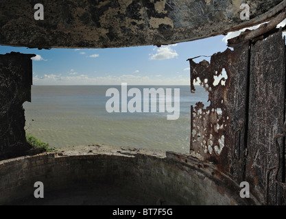 La guerra mondiale I & II proiettore a batteria Langdon Bay, scogliere di Dover, Kent, Inghilterra, Regno Unito. Foto Stock