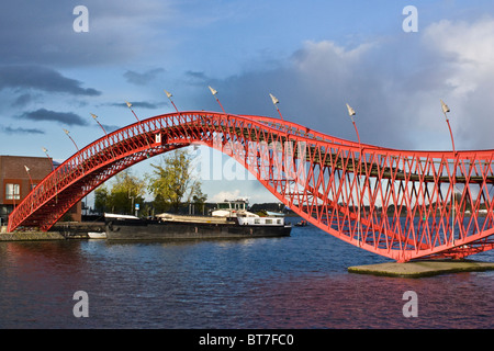 Moderno ponte rosso da isola di Borneo Sporenburg alla penisola in Amsterdam Eastern Docklands. Foto Stock