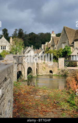 Castle Combe - Water Street dal torrente. Foto Stock