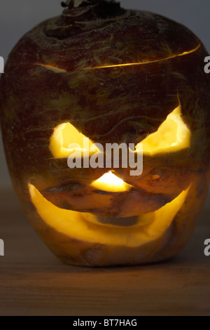 La Rapa di halloween jack-o-lantern. Tradizionalmente in Irlanda o rape svedesi sono stati utilizzati per creare le lanterne Foto Stock