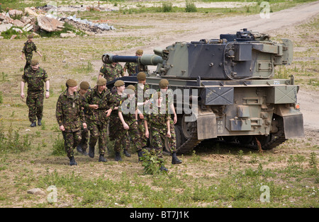 Cadetti ritorno dalla formazione e passare il Vickers Abbott SPG presso la collezione Muckleburgh, Norfolk, Inghilterra, Regno Unito. Foto Stock