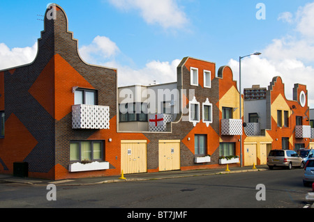 Sviluppo di alloggi sociali a Islington Square, progettato da FAT, New Islington, Ancoats, Manchester, Inghilterra, Regno Unito Foto Stock