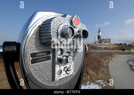 Visore binoculare situato accanto a Montauk Point luce. Foto Stock