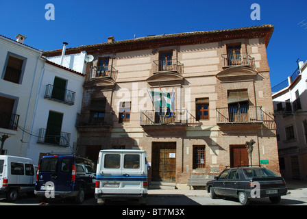 Edificio pubblico con le bandiere sulla parte anteriore, Cadiar, Las Alpujarras, provincia di Granada, Andalusia, Spagna, Europa occidentale. Foto Stock