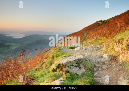 Percorso lungo il Nab cicatrice in autunno nel Lake District inglese Foto Stock