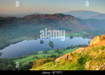 Vista dal NAB di cicatrice su Rydal acqua e Loughrigg nel Lake District inglese Foto Stock