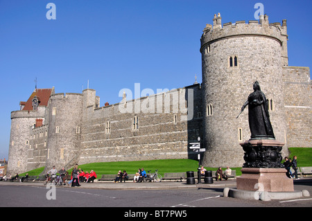 Statua della regina Victoria di pareti esterne del Castello di Windsor, Windsor, Berkshire, Inghilterra, Regno Unito Foto Stock