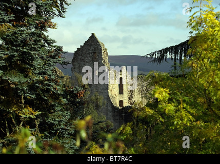 Le rovine dello storico castello di KIldrummy visto dalla Kildrummy Castle Hotel in Aberdeenshire, Scotland, Regno Unito Foto Stock