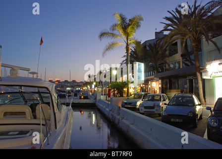 Marina e il lungomare al tramonto, Puerto Banus a Marbella, Costa del Sol, provincia di Malaga, Andalusia, Spagna, Europa occidentale. Foto Stock