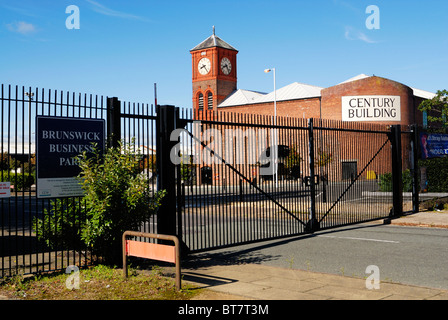 Ex edifici Dock in Brunswick Dock, a sud di Liverpool Docks, ora utilizzato per le altre imprese. Foto Stock