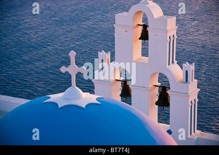 Chiesa Duomo e il campanile a torre Firostefani Santorini Cicladi Grecia alla luce della sera Foto Stock