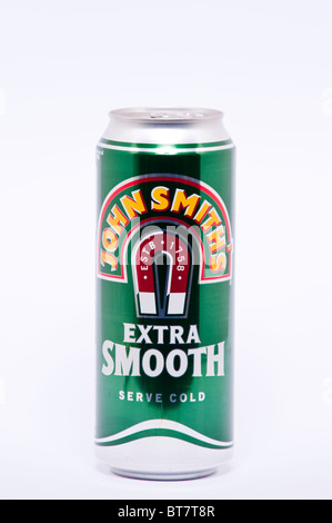 Un vicino la foto di un possibile di John Smiths liscia extra amaro bere birra contro uno sfondo bianco Foto Stock