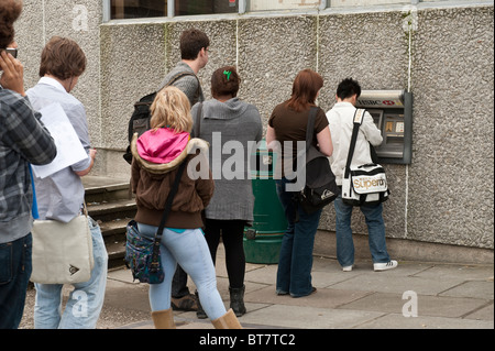 Aberystwyth studenti universitari in coda fino a utilizzare una sede HSBC bancomat, REGNO UNITO Foto Stock