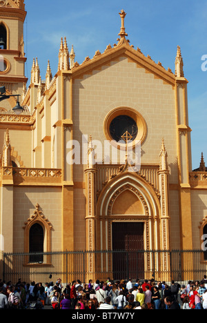 La folla in piedi al di fuori di una chiesa, Malaga, Costa del Sol, provincia di Malaga, Andalusia, Spagna, Europa occidentale. Foto Stock