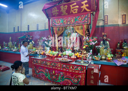 Il Tempio di Tin Hau a Stanley sull isola di Hong Kong bruciando incenso e riempimento del tempio con fumo Foto Stock