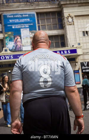 Fat Man indossando Gerrard Football Shirt Foto Stock