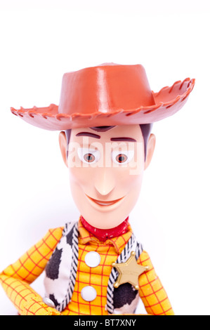 Un vicino la foto di un bambino giocattolo Woody carattere dalla Toy Story film contro uno sfondo bianco Foto Stock