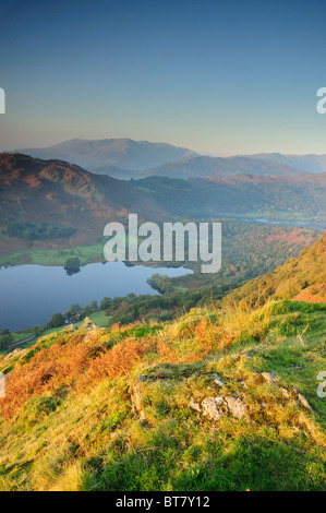 Vista dal NAB di cicatrice su Rydal acqua e Loughrigg nel Lake District inglese Foto Stock