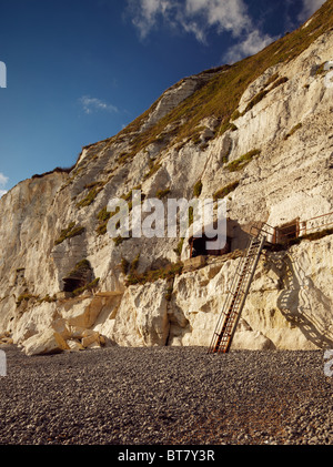 La guerra mondiale I & II proiettore a batteria Langdon Bay, scogliere di Dover, Kent, Inghilterra, Regno Unito. Foto Stock