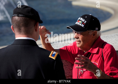 Veterano di parlare di active duty, Militare Nazionale Memoriale della Seconda guerra mondiale sul National Mall di Washington DC Foto Stock