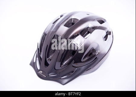Un vicino la foto di un ciclo di casco di sicurezza contro uno sfondo bianco Foto Stock