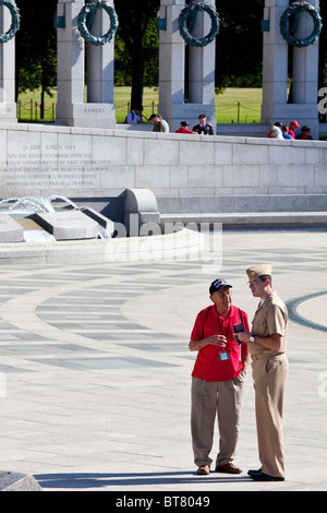 Veterano di parlare di active duty, Militare Nazionale Memoriale della Seconda guerra mondiale sul National Mall di Washington DC Foto Stock