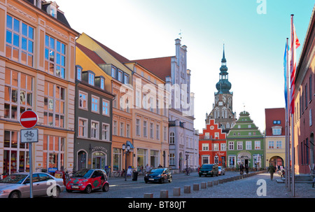 Storiche case mercantili e la Cattedrale di Greifswald, Germania Baltic Coast Foto Stock