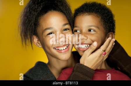 Ritratto di un fratello e una sorella sorridente Foto Stock