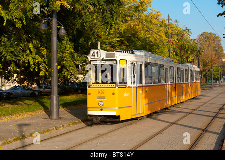 Colore giallo tradizionale Tram di Budapest, Ungheria Foto Stock
