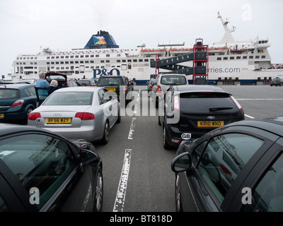 Linea di automobili fino ad unirsi a canale trasversale traghetto da Dover a Calais Foto Stock