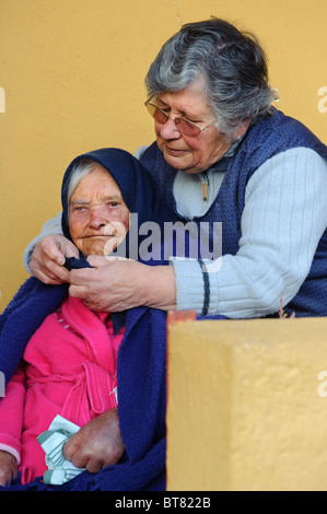 86 anni la donna si prende cura dei suoi 115 anni vecchia madre Foto Stock