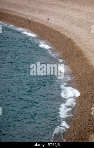 Pescatore solitario su Chesil Beach Foto Stock