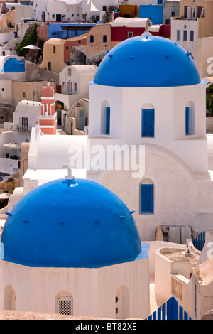 Tipica architettura con cupole della chiesa Oia Santorini Cicladi Grecia Foto Stock