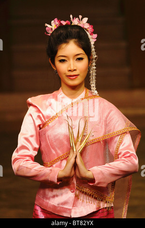 Vestito tradizionale giovane e carina ragazza tailandese dancing (esecuzione) sul palco., Bangkok, Thailandia, Settembre 2010 Foto Stock