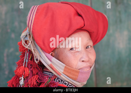 Un rosso minoranza Dzao donna, SAPA, Vietnam Foto Stock