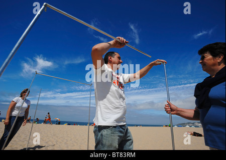 Ampio angolo di visione della famiglia spiaggia di assemblaggio tenda Foto Stock