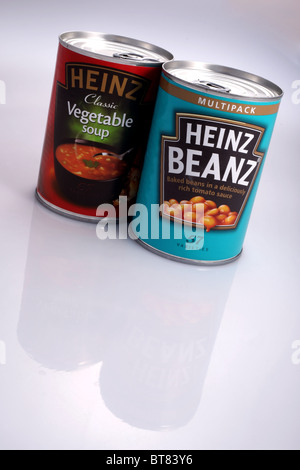 Le lattine di Heinz fagioli in salsa di pomodoro e Heinz classica zuppa di verdure DAL REGNO UNITO. Foto Stock